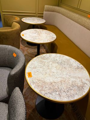 plusieurs chaises et tables dans une pièce équipée d'un canapé et d'une table