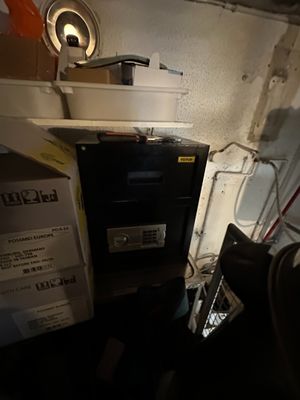 une boîte noire posée sur une autre boîte dans une pièce