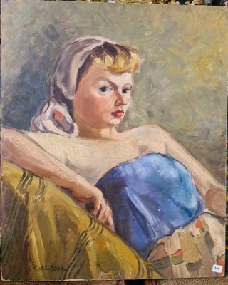 une peinture à l'huile représentant une femme en robe bleue assise sur un canapé