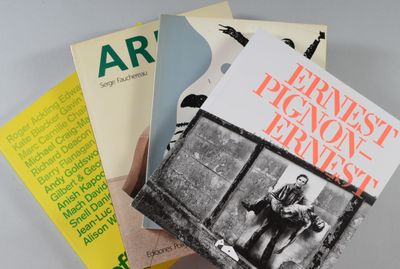 plusieurs livres sont empilés sur une table