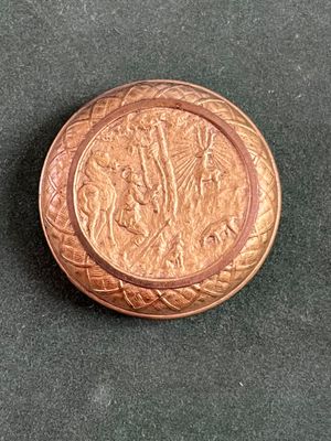 un petit objet métallique posé sur une table