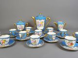 les nombreuses tasses et soucoupes qui se trouvent sur la table