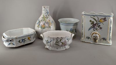 quatre types différents de vases et de coupes sur la table