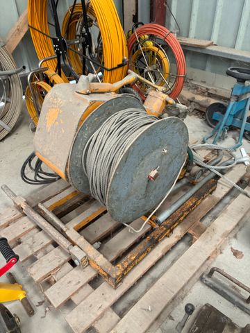 Treuil ancien à air comprimé. (Frais en sus 14.28%), TVA récupéra