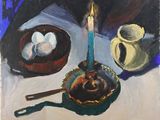 une peinture à l'huile représentant une bougie, un bol et un plat d'œufs posés sur une table