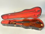 un violon dans un étui avec un archet à l'intérieur