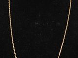un collier à chaîne en or sur un mannequin mannequin mannequin mannequin mannequin mannequin mannequin mannequin mannequin mannequin
