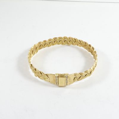 un bracelet en or avec un motif tressé et un fermoir