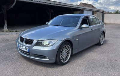 une photo d'une voiture argentée garée devant un garage