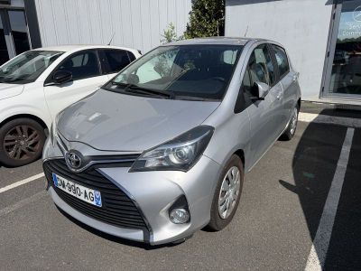 deux voitures garées l'une à côté de l'autre dans un parking