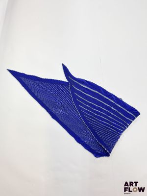 une photo d'une œuvre d'art posée sur une table