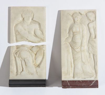 une paire de reliefs en plâtre représentant une femme et un homme