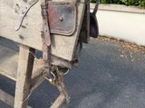 un banc en bois sur lequel est posé un sac en cuir
