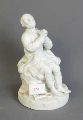 statue d'une femme assise sur une chaise, tenant un bébé dans ses bras