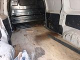 une photo de l'intérieur d'une camionnette dont la porte est ouverte