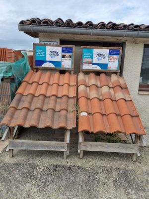 des tuiles sont empilées les unes sur les autres devant un bâtiment