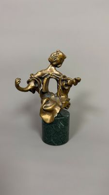 figurine en bronze représentant un garçon et un chien, posée sur un socle en marbre