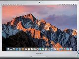 un ordinateur portable MacBook Air d'Apple avec une montagne en arrière-plan