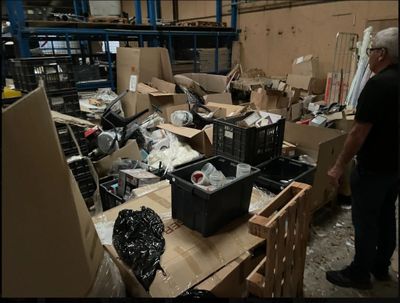 Un lot de mobilier et d'accessoires divers d'occasion dans u…