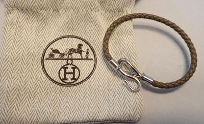 un petit sac muni d'une corde et d'un porte-clés