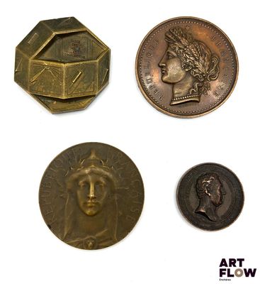 quatre types de pièces différents sont présentés sur une surface blanche