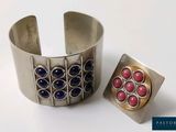 deux bracelets manchette en argent ornés de pierres roses et bleues