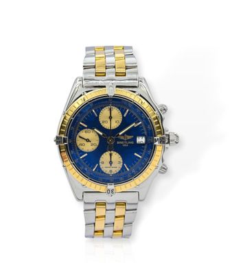 un gros plan d'une montre sur une surface blanche avec un fond blanc