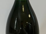 une bouteille de vin posée sur une table
