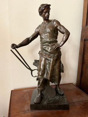statue en bronze représentant une femme avec un fouet et un chien