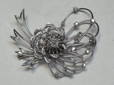 Broche « nœud » en or blanc 18K, sertie de diamants de taill…