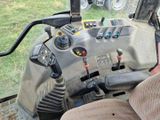 un gros plan sur le tableau de commande d'un tracteur