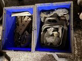 deux boîtes bleues remplies d'objets divers, posées par terre
