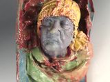 une sculpture en céramique représentant une femme portant un foulard autour de la tête