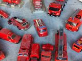 beaucoup de camions de pompiers miniatures qui traînent par terre