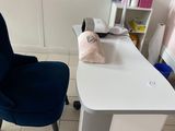 une chaise bleue et un bureau blanc dans une pièce