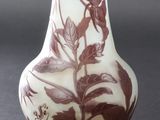 un vase orné d'un motif marron et blanc