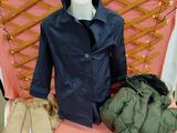 un mannequin habillé, allongé sur un lit dans une chambre