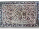 un tapis persan antique avec un motif de médaillon sur fond blanc