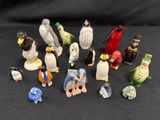 un grand nombre de figurines posées sur une table