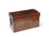 une petite boîte en bois ornée de motifs dorés