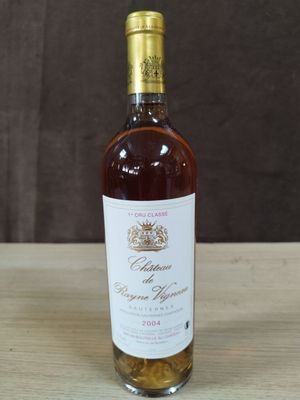 une photo d'une bouteille de vin posée sur une table en bois