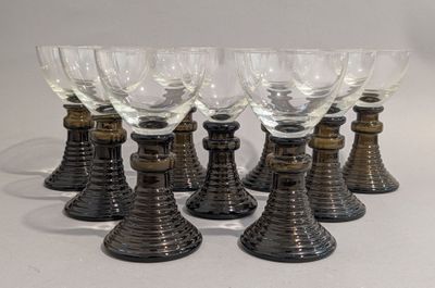 six verres à vin empilés les uns sur les autres sur une table