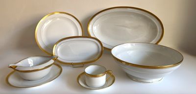 beaucoup d'assiettes et de tasses blanches et dorées