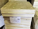 une pile de cartons empilés les uns sur les autres