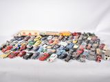 un grand nombre de petites voitures et de camions sur une surface blanche