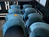 une rangée de chaises bleues devant une fenêtre