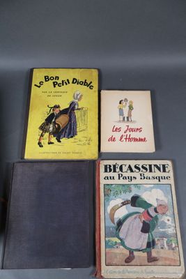 trois livres sont posés sur une table les uns à côté des autres