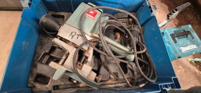 une boîte bleue contenant tout un tas d'outils