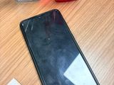 un téléphone portable posé sur une table à côté d'une tasse de café