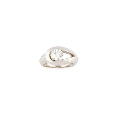 gros plan d'une bague en diamant sur fond blanc